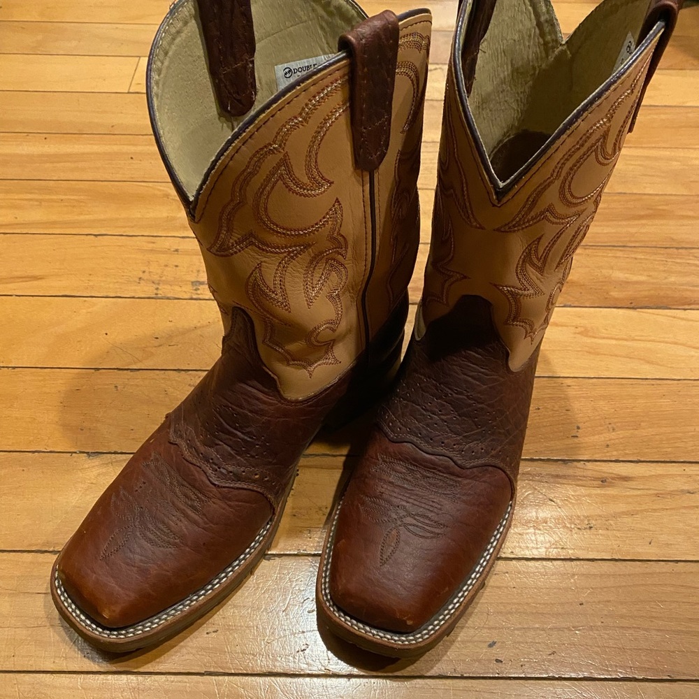Mens, 11 1/2 cowboy boots. Worn only 1 time